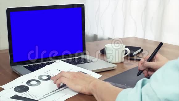 年轻的金融分析师用数字平板电脑打印分析图表视频的预览图