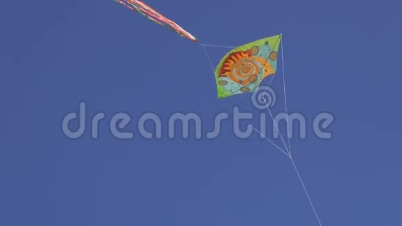 手工风筝在天空中飞翔视频的预览图