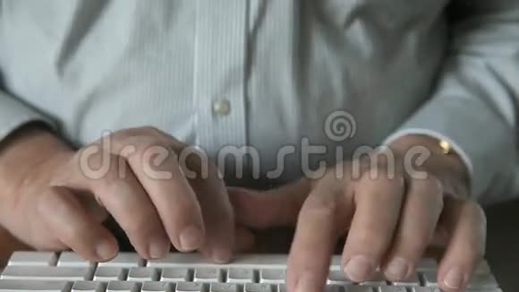 在膝上使用键盘的人视频的预览图
