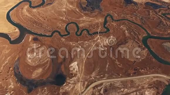 棕色岩石类似于火星表面蜿蜒的暗河视频的预览图