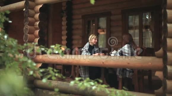 穿格子衣服的女孩在木甲板上讲话视频的预览图
