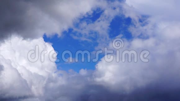 蓝天上的云框移动视频的预览图