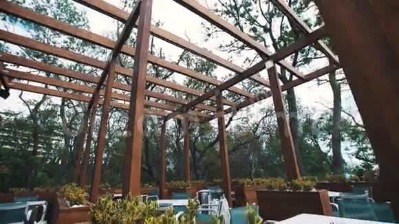森林公园度假村木廊外餐厅区域视频的预览图