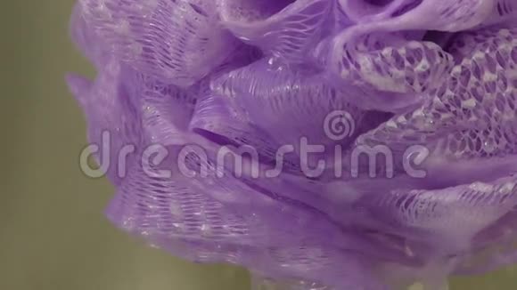 浴室里湿紫色海绵视频的预览图