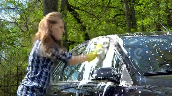 室外洗车用海绵漂亮女孩洗车视频的预览图