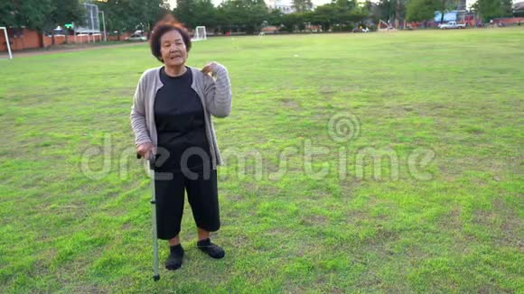 老年妇女在公园锻炼视频的预览图
