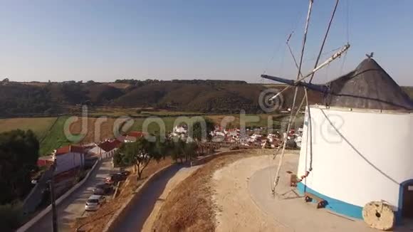 奥德赛山上的老磨坊葡萄牙旅游小镇的鸟瞰图视频的预览图
