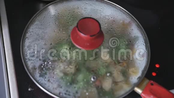 男人在锅里倒油蔬菜视频的预览图