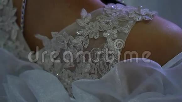 婚纱的字节结婚礼服穿着婚礼礼服的模特新娘穿白色礼服视频的预览图