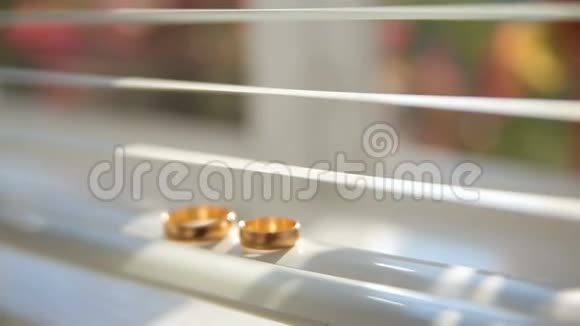 婚礼戒指在灯光下闪闪发光视频的预览图