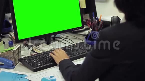女人用绿色屏幕的电脑视频的预览图