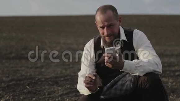 一个穿西装的男人在手机上讲话一个留着胡子带着手机的人视频的预览图