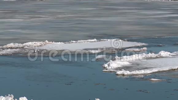 在冰流过程中冰浮在河上视频的预览图