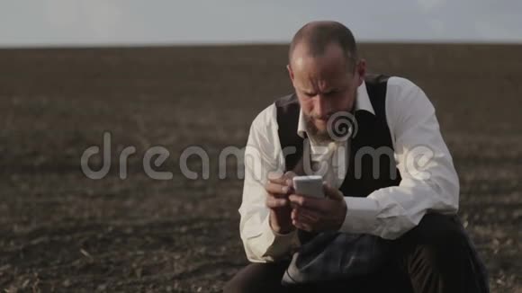 一个穿西装的男人在手机上讲话一个留着胡子带着手机的人视频的预览图