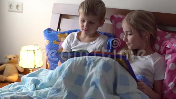 可爱的孩子在床上看书视频的预览图
