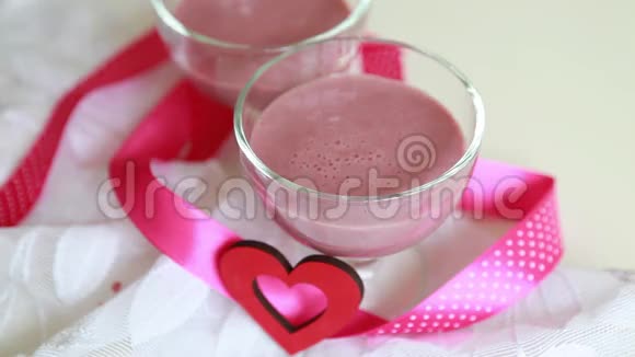 美味的樱桃乳制品甜点视频的预览图