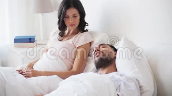 愤怒的女人醒来的男人睡在床上视频的预览图