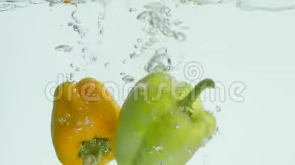 铃椒落在水里视频的预览图