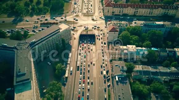 波兰华沙繁忙的城市街道交叉口的鸟瞰图视频的预览图