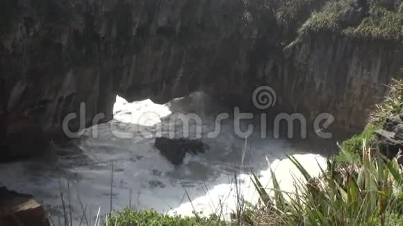 新西兰多岩石海岸和山脉峡谷中的动力水视频的预览图