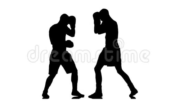 剪影两名运动员在拳击比赛中的低击视频的预览图