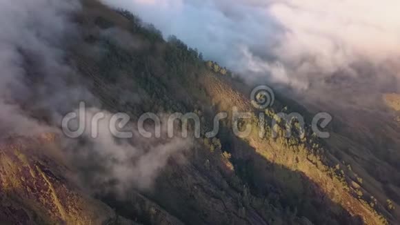 从巴图尔火山的空中日出景观4K印度尼西亚巴厘视频的预览图