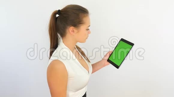 女孩使用平板电脑与绿色屏幕视频的预览图