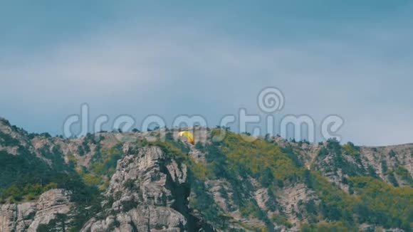 黄色滑翔伞逆天飞行的剪影视频的预览图