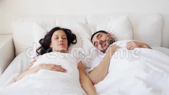 快乐的一对夫妻在家睡觉视频的预览图