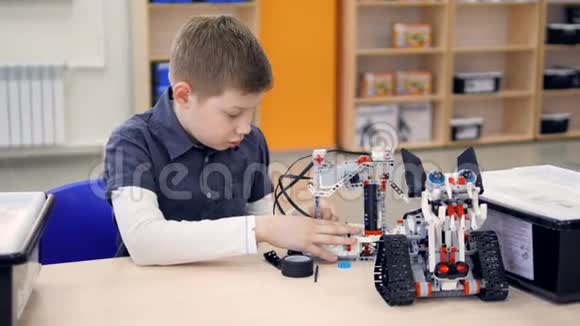 年轻的工程师男孩在玩建筑玩具视频的预览图