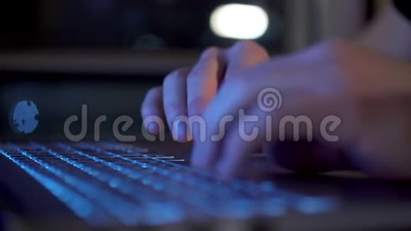 深夜用电脑工作的人的手视频的预览图