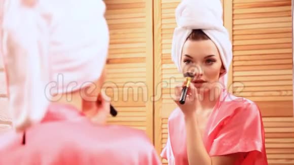 早上在浴室镜子里的漂亮女孩视频的预览图