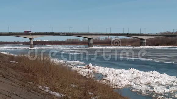 在冰流过程中冰浮在河上视频的预览图