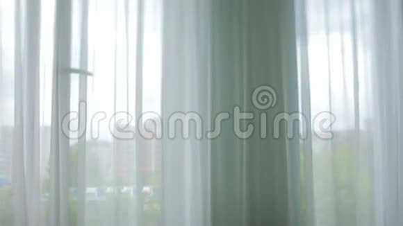 英俊的新郎梦里透过窗户视频的预览图