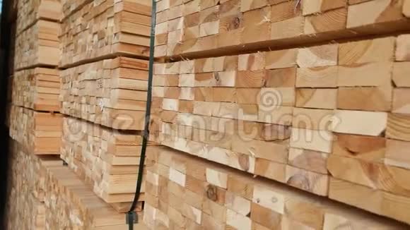 大的现代化仓库仓库里的木材仓库里的木条视频的预览图