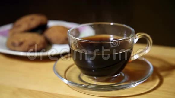 杯子里放着咖啡和饼干视频的预览图