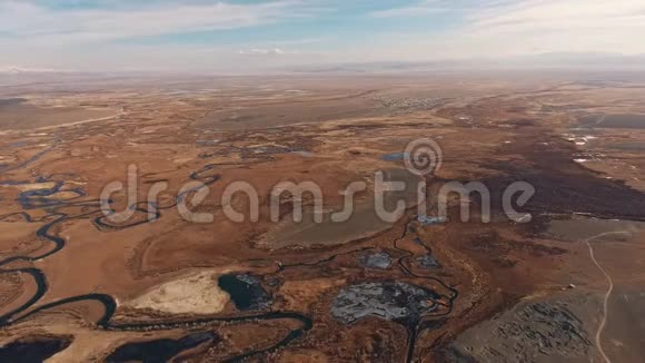 兵马俑河床沿沙漠地区的山河流动视频的预览图