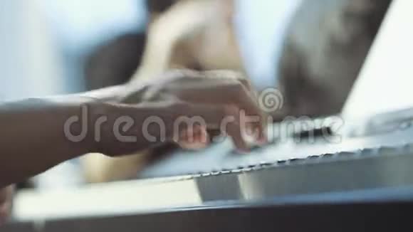 钢琴演奏在管弦乐队中视频的预览图