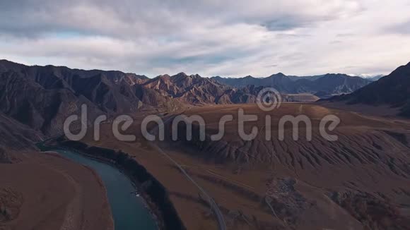 岩石土壤和一条河流沿着山谷流动美丽自然视频的预览图