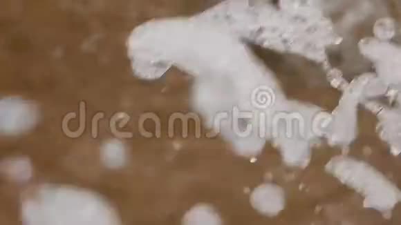 缓慢的水滴和溅在空气中城市公园喷泉喷气机工作特写视频的预览图