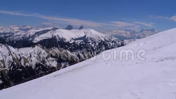 从高山到瑞士阿尔卑斯山雪山的全景罗瑟斯德纳伊视频的预览图