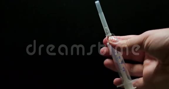 护士从针头注射器打开瓶盖视频的预览图