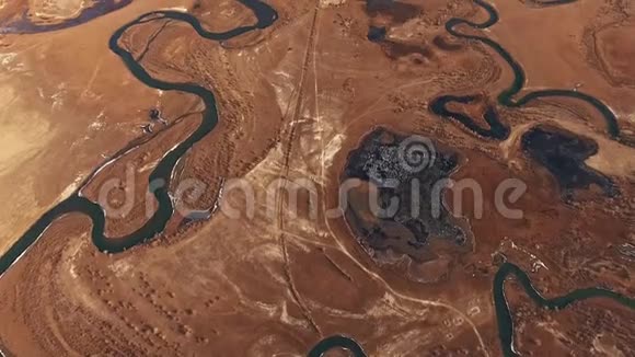 兵马俑山河沿着沙漠地区流动视频的预览图