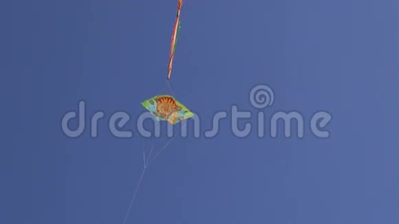 风筝在天空中高高飞翔视频的预览图