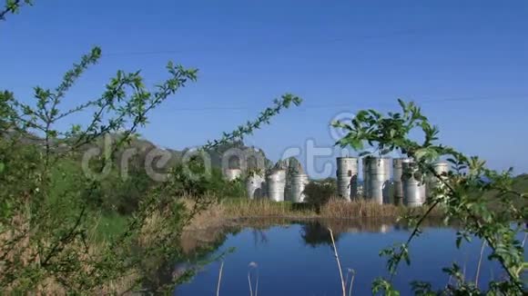 湖附近污水处理厂的建筑物视频的预览图