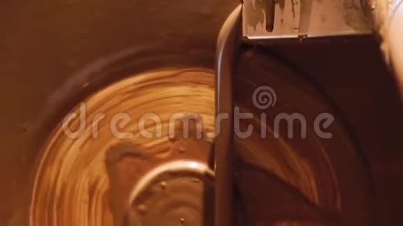 工厂生产巧克力融化的巧克力特写视频的预览图