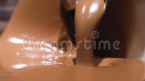 工厂生产巧克力融化的巧克力特写视频的预览图