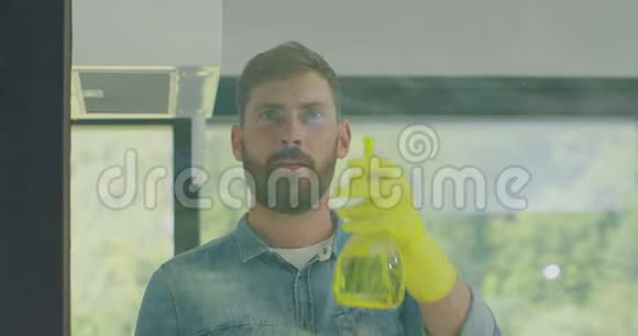 人用专用工具从玻璃中取出清洁溶液清洁服务视频的预览图