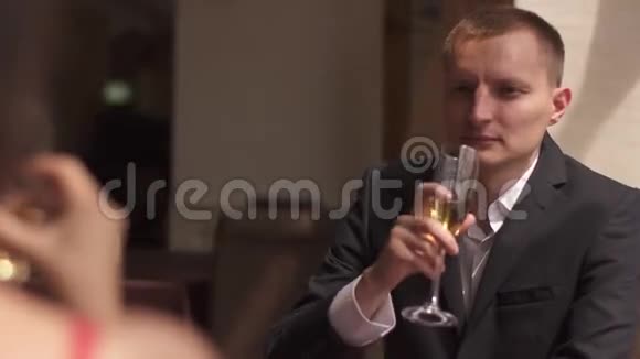 优雅的富有夫妇相爱在豪华餐厅约会时喝香槟视频的预览图