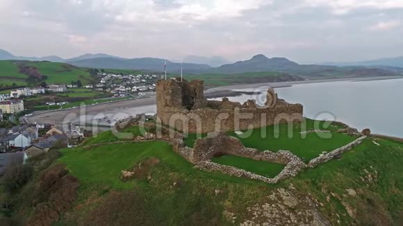 英国威尔士克里奇特城堡和海滩的鸟瞰图视频的预览图